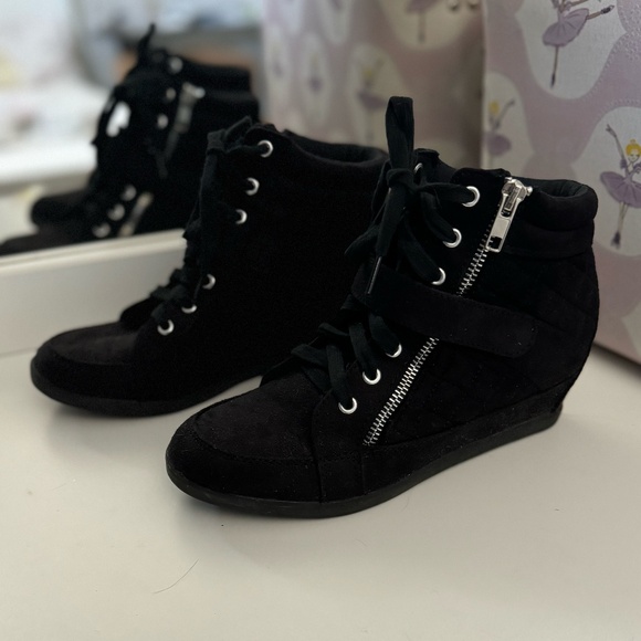 Justice - Girl's Lace Up Wedge High Top Sneakers with 1" Heel - US 6 - Black - Picture 1 of 5